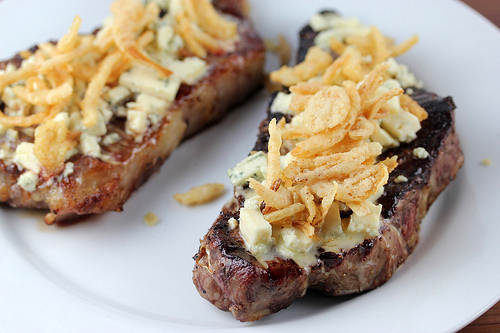 steak_with_blue_cheese_and_french_fried_onions_2