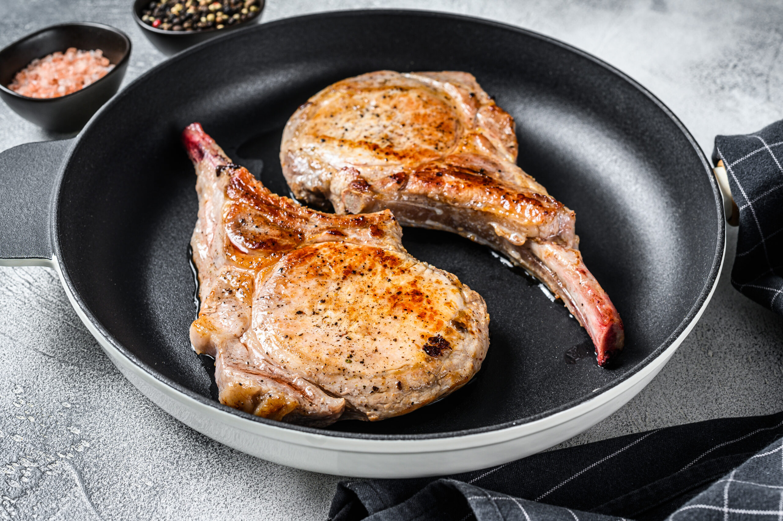How to Cook Pork Chops in a Skillet