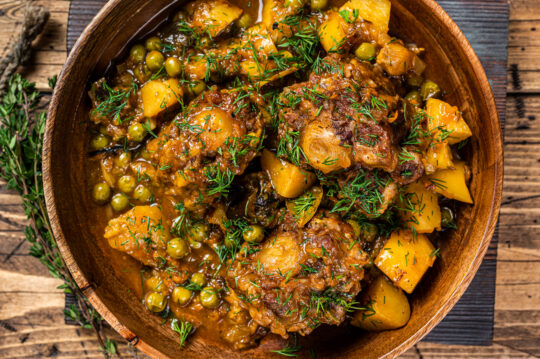 How to cook oxtails and potatoes