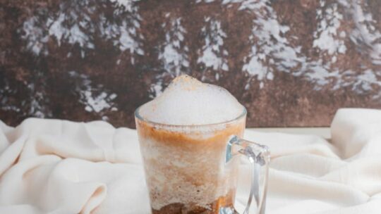 Cinnamon dolce in glass mug.